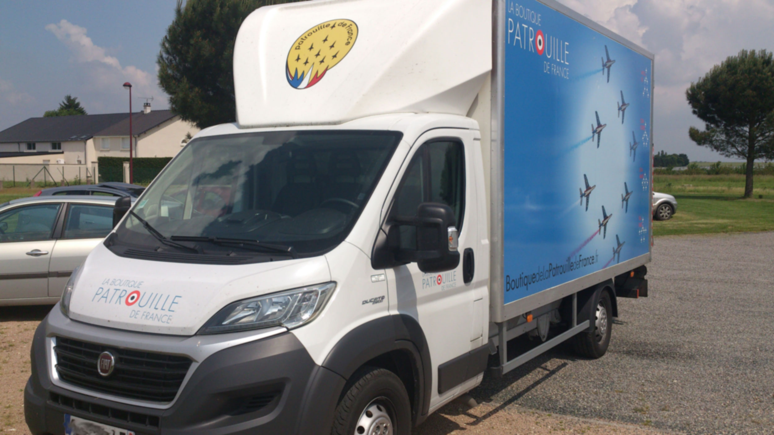 Camion transport boutique patrouille de France Pop up store boutique itinérante éphémère roadshow
